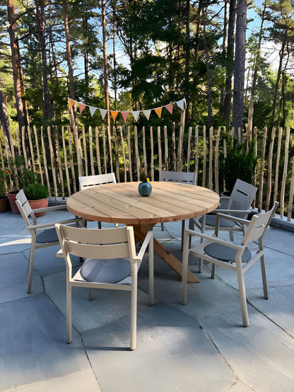Vedlikeholdsfritt hagebord laget i varmebehandlet furu. Solid rundt heltrebord passer perfekt til de fleste uteområder.